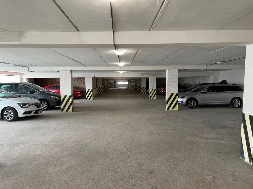 Pronájem garážového stání, 20m², Praha 12 – Modřany